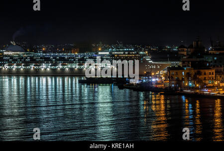 Großes Kreuzfahrtschiff angedockt im Hafen von Havanna, Kuba, 2017 Stockfoto