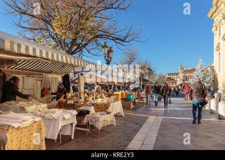 Street Scene, typische tägliche Markt mit Antiquitäten Stände in Cours Saleya, Vieille Ville, Nizza, Côte d'Azur, Frankreich Stockfoto