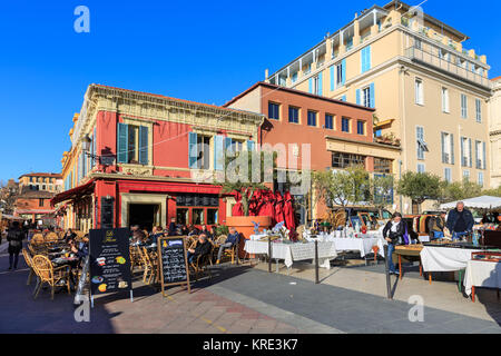 Menschen sitzen in Cafés rund um den Markt, Pierre Gautier und Cours Saleya in Sonne, Altstadt, Nizza, Côte d'Azur, Frankreich Stockfoto