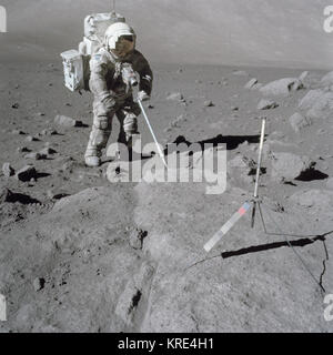 Wissenschaftler - Astronaut Harrison Schmitt, Apollo 17 Lunar Module Pilot, verwendet eine einstellbare Abtastzeit Lufthutze lunaren Proben, die während der zweiten Apollo 17 Eextravehicular Aktivität EVA 2, an Station 5 an der Taurus-Littrow Landing Site abrufen. Ein Gnomon ist oben auf der großen Felsen in den Vordergrund. Bild aufgenommen von Astronaut Eugene Cernan A.. Station 5, Sample 5060,5075,5080 während EVA 2 der Apollo 17-Mission übernommen. Original film Magazin wurde D-Type war SO-368 Farbe außen CEX, Ektachrome MS, Farbe Umschlag, 60-mm-Objektiv mit einer Sonnenhöhe von 28° beschriftet. NASA-Kennung: 17-145 -22157 F Stockfoto