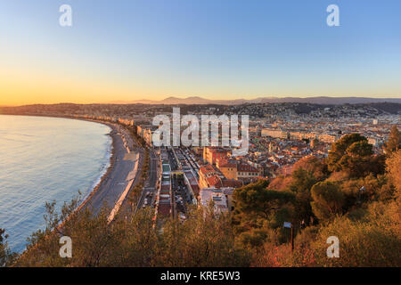 Sonnenuntergang Panorama der schönen Stadt und Strand von Castle Hill, French Riviera, Cote d'Azur, Südfrankreich, Mittelmeer Stockfoto