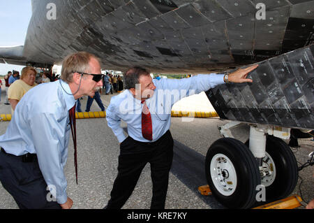 NASA-Administrator Dr. Michael Griffin (rechts) und William Gerstenmaier, Administrator Associate für Space Operations prüfen Sie das Space Shuttle Discovery nach der Landung und den Abschluss der Mission STS-121. Die STS-121 Crew von sieben neue Geräte und Verfahren, um die Sicherheit sowie Verbesserung der Verbrauchsmaterialien bieten und Reparaturen an der Internationalen Raumstation machen. Photo Credit: NASA/Bill Ingalls" Michael Griffin Inspektion Entdeckung nach STS-121 Stockfoto