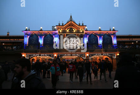 Disneyland Paris in Frankreich, wie British Airways und Disney sind für Weihnachten ein Tag im Disneyland Paris für das Verdienen von Kinder und Jugendlichen und ihrer Familien von der Manchester Arena Bombardierungen betroffen. Stockfoto