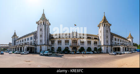 Bahn und Bahnhof in Yangon, Myanmar Stockfoto