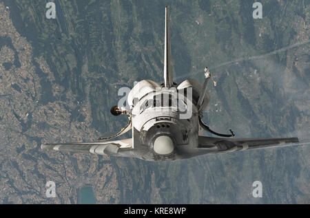 Space Shuttle Discovery (STS-114 "Return to Flight") Ansätze der Internationalen Raumstation Stockfoto