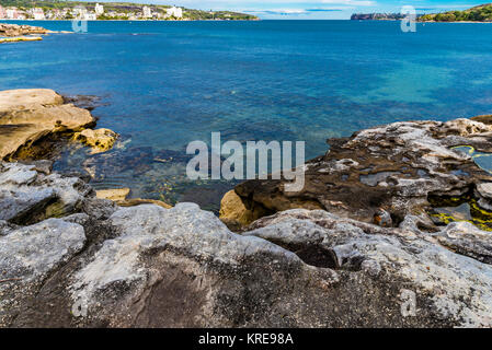 Panoramablick über North Harbour, Sydney, Australien. Malerische Aussicht auf das blaue Meer von Fairlight in Richtung South Head an einem sonnigen Tag. Stockfoto