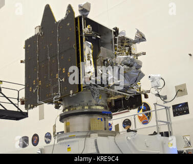 Techniker und Ingenieure beaufsichtigt des Mars NASA-Raumsonde MAVEN im Kennedy facility Stockfoto