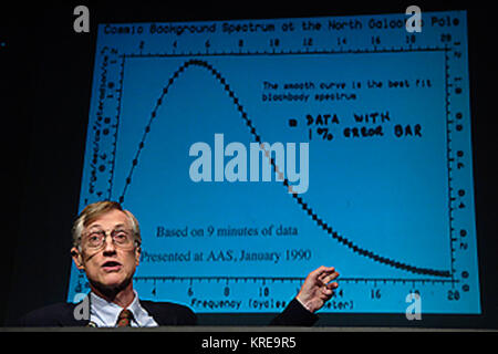 NASA-Wissenschaftler, Dr. John C. Mather zeigt einige der earlist Daten der NASA Cosmic background Explorer (cobe) Satelliten während eines pressconference am NASA-Hauptquartier in Washington, DC gehalten. Dr. Mather war 2006 Nobelpreis für Physik heute Oktober 3, 2006 ausgezeichnet. Photo Credit: NASA/Bill Ingalls' John C. Mather zeigt einige der ersten Daten aus der NASA Cosmic background Explorer Stockfoto