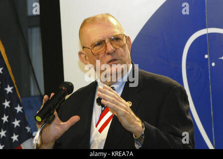 GENE KRANZ, HAUPTREDNER BEI LINKS 2006 TAG DER SICHERHEIT VERANSTALTUNGEN. Ehemalige Flight Director, NASA, Autor von "SCHEITERN IST KEINE OPTION: MISSION CONTROL VON MERCURY BIS APOLLO 13'. Gene Kranz bei Links Stockfoto