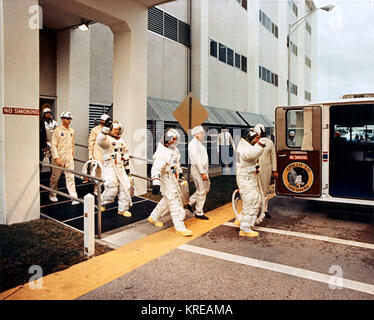 Apollo 12 Crew zu Fuß van (KSC-69 PC-646 zu übertragen). Stockfoto