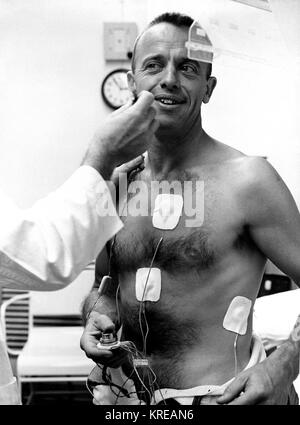 Astronauten Alan Shepard, erlebte Körperliche Untersuchung vor der ersten bemannten suborbitalen Flug, HERR-3 mit Freiheit 7 Kapsel. REF; M 61-1044-29 (MIX-DATEI) Astronauten Alan Shepard 1961 Stockfoto