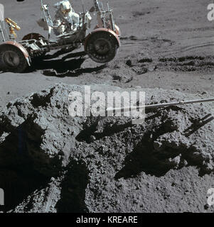 Apollo 15 grüne Boulder Irwin holding LRV Stockfoto