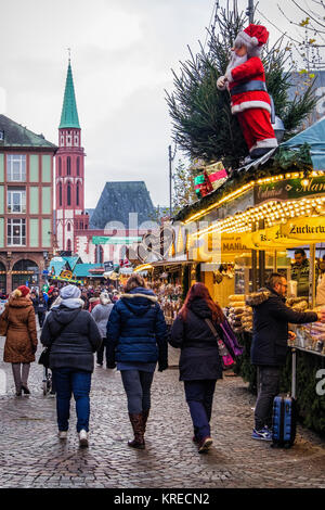 Frankfurt am Main, Deutschland. Menschen enjoyTraditional Deutsche Verkaufsstände in Römerberg mit Fachwerkhäusern historische Gebäude und St. Nicholas Kirche. Stockfoto