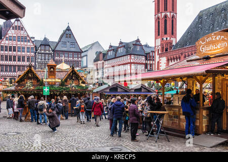 Frankfurt am Main, Deutschland. Traditionelle deutsche Weihnachtsmarkt Stände auf den Römerberg mit historischen Fachwerk Reihenhäuser, Stockfoto