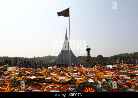 Blumen Kränze in Hinsicht erfüllte das Deck des Nationalen Mausoleum in Bibinje, am Stadtrand von Dhaka, Tribute an die Märtyrer die Kennzeichnung der zu zahlen Stockfoto