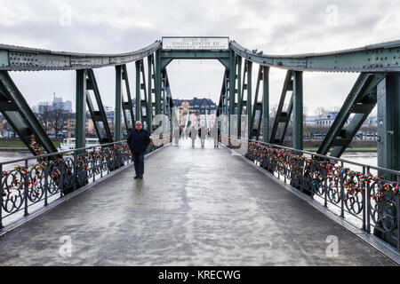 Frankfurt, Deutschland. Die Eiserner Steg, Bügeleisen Fußgängerbrücke, eiserne Brücke über den Fluss Main City Center verbindet mit Sachsenhausen Stockfoto