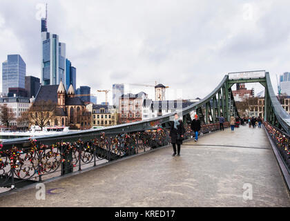 Frankfurt am Main, Eiserner Steg Iron Bridge, Commerzbank Hochhaus Wolkenkratzer, Taunus Turm, St. Leonhard Kirche. Alte und neue Gebäude, moderne und historische Stockfoto