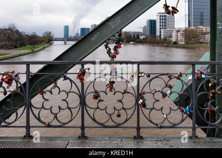 Frankfurt, Deutschland. Lovelocks auf der Fußgängerbrücke Eiserner Steg, Bügeleisen, Bügeleisen Brücke über den Main verbindet das Stadtzentrum mit Sachsenhausen Stockfoto