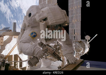 Astronautin Sunita Williams, L. Expedition 14 Bordmechaniker, verwendet ein pistolengriff Werkzeug, wie sie auf der internationalen Raumstation in der ersten der drei Außenbordeinsätze geplant über eine 9-Tage Zeitraum auftreten. Während der 7-stündigen 55-minütige spacewalk erfolgte am 31.01.2007, Williams und Station commander Michael E. Lopez-Alegria (Frame) konfiguriert einen von zwei Kühlung Schleifen für die Labor Destiny Modul, neu angeordnet, elektrische Anschlüsse und sicherte den Steuerbord Kühler des P6-Truss nach abfahren. Bild: NASA die Neukonfiguration der Station (6377206309) Stockfoto