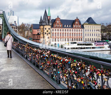 Frankfurt, Deutschland. Liebe Sperren auf die Eiserner Steg, Bügeleisen Fußgängerbrücke, eiserne Brücke und historischen Gebäuden der Geschichte Museum. Pension Tower, Saalhof Stockfoto