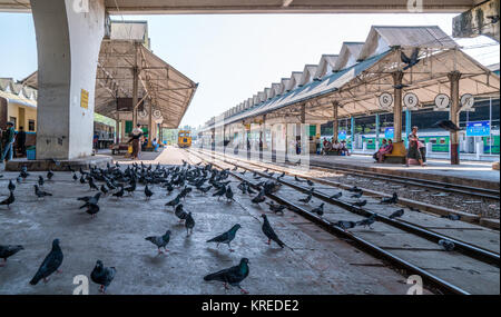 Bahn und Bahnhof in Yangon, Myanmar Stockfoto