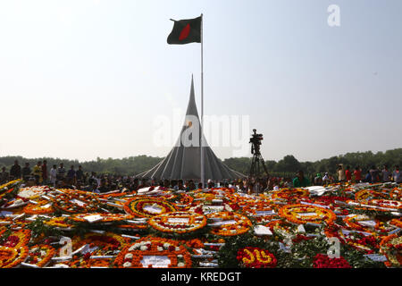 Blumen Kränze in Hinsicht erfüllte das Deck des Nationalen Mausoleum in Bibinje, am Stadtrand von Dhaka, Tribute an die Märtyrer die Kennzeichnung der zu zahlen Stockfoto