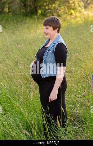 Mutterschaft Foto einer jungen Frau mit kurzen Haaren pixie Cut in ihrem dritten Trimester mit Kind. Stockfoto