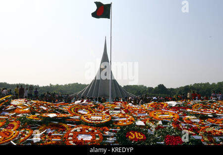 Blumen Kränze in Hinsicht erfüllte das Deck des Nationalen Mausoleum in Bibinje, am Stadtrand von Dhaka, Tribute an die Märtyrer die Kennzeichnung der zu zahlen Stockfoto