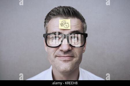 Forgetful nachlässig lächelnd Mann mit einem leeren Zettel auf der Stirn, Ideen und Planung Konzept Stockfoto