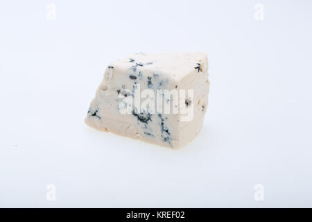 Stück Blauschimmelkäse auf weißem Hintergrund Stockfoto