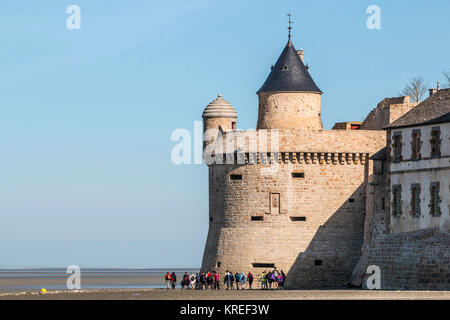 Mont Saint-Michel (St. Michael's Mount), Normandie, Nord-westlichen Frankreich: Gruppe von Touristen an der Unterseite des ÒTour GabrielÓ (Gabriel Turm) über Stockfoto