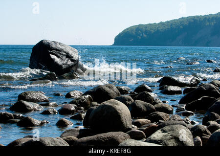 Ostsee Küste mit grossen Felsen und Bremsen Wellen Stockfoto