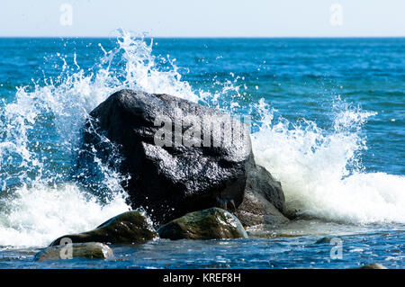 Ostsee Küste mit grossen Felsen und crasing Wellen Stockfoto