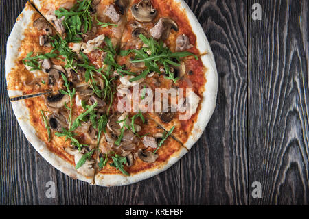 Pizza mit Hühnerfleisch und Champignons Stockfoto