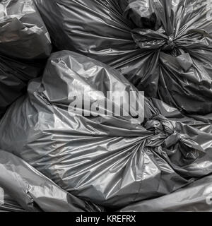 Schwarze Müllsäcke Stockfoto