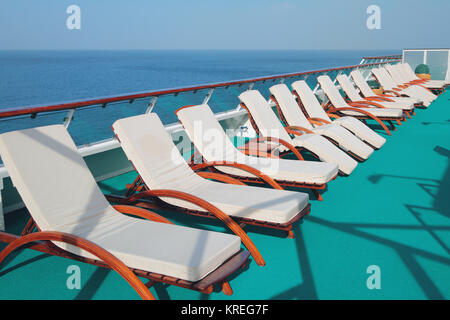 Lounge auf dem Deck eines Kreuzfahrtschiffes Stockfoto