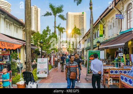 Singapur - September 2, 2017: Besucher gehen um Moschee Sultan, die Moschee gilt als eine der wichtigsten Moscheen in Singapur Stockfoto