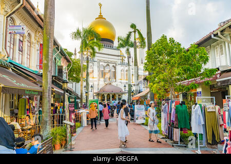 Singapur - September 2, 2017: Besucher gehen um Moschee Sultan, die Moschee gilt als eine der wichtigsten Moscheen in Singapur Stockfoto