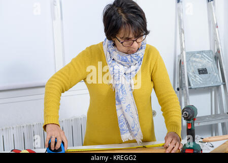 Mittleres Alter Frau, DIY-Arbeit zu Hause Stockfoto