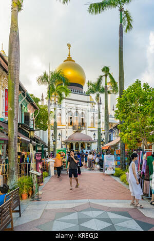 Singapur - September 2, 2017: Besucher gehen um Moschee Sultan, die Moschee gilt als eine der wichtigsten Moscheen in Singapur Stockfoto