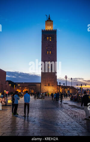 Marrakesch, MAROKKO - NOVEMBER 2017: Koutoubia-Moschee in der Innenstadt von marrakesch bei Sonnenuntergang, mit blauen und gelben hellen Farben. Stockfoto