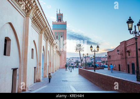 Marrakesch, MAROKKO - NOVEMBER 2017: Außenansicht der Moulay el Yazid Moschee in Marrakesch, mit Menschen zu Fuß und in leuchtend blauen Farben. Stockfoto