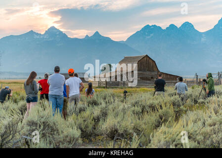 Sammeln Gruppe von Touristen und Fotografen vor John moulton Scheune, vor der Teton Bergkette, Grand Tetons National Park sitzt Stockfoto