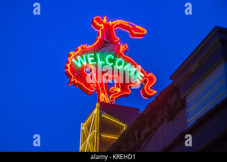 Neon cowboy Zeichen empfängt Touristen, Grand Tetons National Park, Teton County, Wyoming Stockfoto