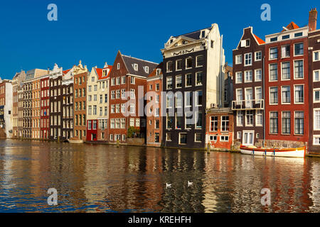 Das Tanzen Häuser am Amsterdamer Kanal Damrak, Holland, Niederlande. Stockfoto