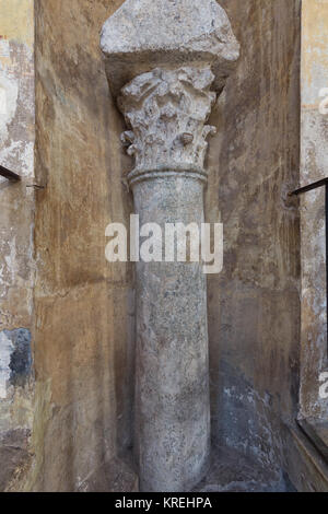 Santa Sabina (Rom) - eine römische Spalte, vor Santa Sabina (vermutlich aus dem Tempel der Juno errichtet auf dem Aventin) Stockfoto