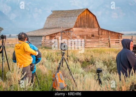 Digitale Kamera sitzt auf einem Stativ vor historischen John moulton Scheune, Grand Tetons National Park, Teton County, Wyoming Stockfoto