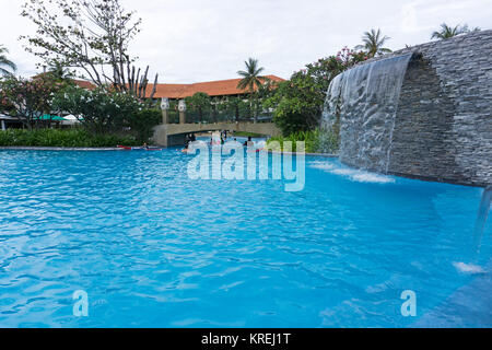 Kota Kinabalu, Malaysia - 18. Februar 2017: Schwimmbad im Shangri-La Hotel und Resort in Sabah Borneo, Malaysia. Stockfoto