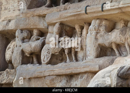 Verkehr auf einer alten römischen Straße - Detail - Triumphbogen des Septimius Severus - Rom Stockfoto