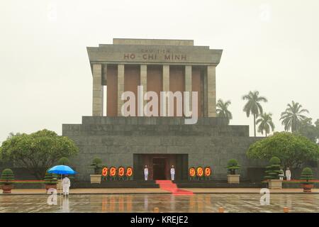 Vor dem Eingang zum Ho Chi Minh Mausoleum an einem nebligen Tag in Hanoi, Vietnam Stockfoto